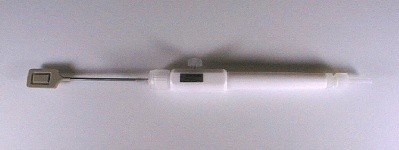 PTFE Vacuum Wand (Vacuum Pen) for 125mm (5-inch) Semiconductor Silicon Wafer Process. The wand body can be easily detached from the tubing connected to the vacuum line. ESD safe wafer tweezers and vacuum pencils for SMD components also available.